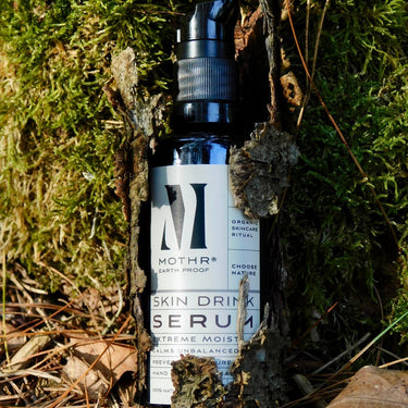 Step 2 SERUM skin drink in the forect on the ground between moss, leafs - 100% nature